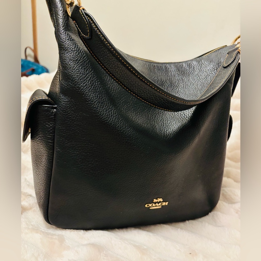 Coach pennie leather shoulder purse. Black w/ gold zipper brown lining.